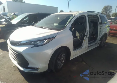 2021 Toyota Sienna Xle z USA, uszkodzony, nr VIN 5TDJRKEC2MS055559